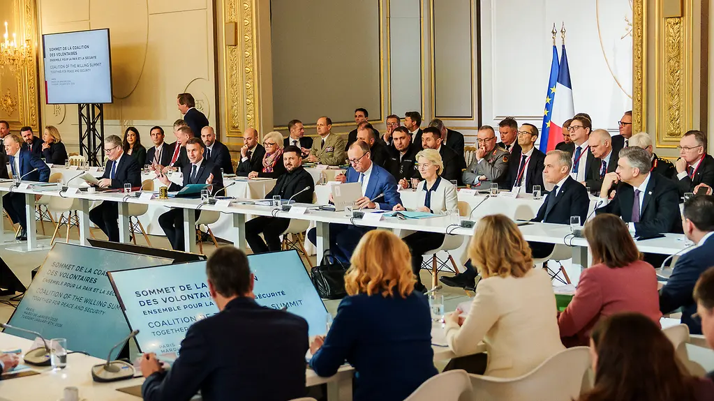 Auf dem Foto zu sehen sind die Teilnehmerinnen und Teilnehmer der Gespräche in Paris. 