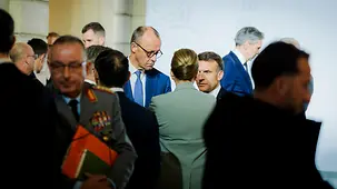 Das Foto zeigt Bundeskanzler Friedrich Merz im Gespräch mit Emmanuel Macron, Frankreichs Präsident, und Mette Frederiksen, Dänemarks Premierministerin, bei einem Treffen der "Koalition der Willigen"