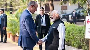 Das Foto zeigt Bundeskanzler Friedrich Merz und Narendra Modi, Indiens Premierminister, bei der Begrüßung.