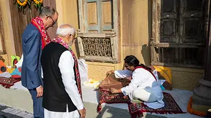 Bundeskanzler Friedrich Merz und Narendra Modi am Rande des Drachenfestivals.