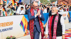 Bundeskanzler Friedrich Merz gestikuliert (Namaste) neben Narendra Modi, Indiens Premierminister. 