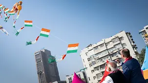 Das Foto zeigt Bundeskanzler Friedrich Merz und Narendra Modi, Indiens Premierminister, lassen Drachen steigen.