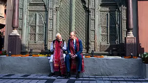 Das Foto zeigt Bundeskanzler Friedrich Merz und Narendra Modi, Indiens Premierminister, im Gespräch.