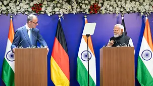 Das Foto zeigt Bundeskanzler Friedrich Merz und Narendra Modi, Indiens Premierminister, bei gemeinsamer Pressekonferenz.