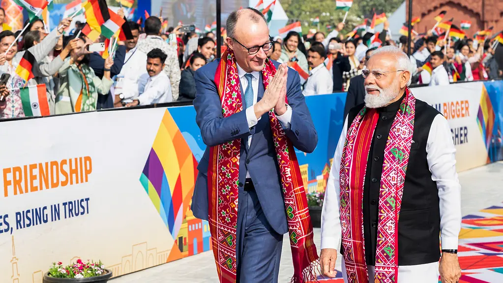 The photo shows Federal Chancellor Friedrich Merz performing a greeting (namaste) beside Narendra Modi, India’s Prime Minister.