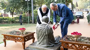 Federal Chancellor Merz and India’s Prime Minister Modi lay flowers at a statue of Gandhi.