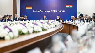 La photo montre le chancelier fédéral Friedrich Merz au côté du premier ministre indien Narendra Modi.
