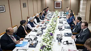 La photo montre le chancelier fédéral Friedrich Merz et le premier ministre indien Narendra Modi lors de discussions en cercle élargi.