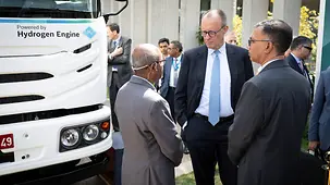 Das Foto zeigt Bundeskanzler Friedrich Merz beim Besuch bei Bosch.