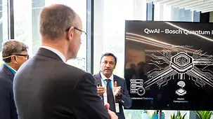 Das Foto zeigt Bundeskanzler Friedrich Merz beim Besuch bei Bosch.