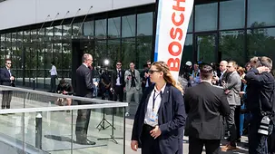 Das Foto zeigt Bundeskanzler Friedrich Merz bei einem Pressestatement nach dem Besuch bei Bosch.
