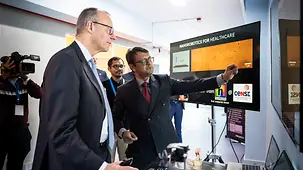 Das Foto zeigt Bundeskanzler Friedrich Merz im Zentrum für Nanowissenschaften und -technik.
