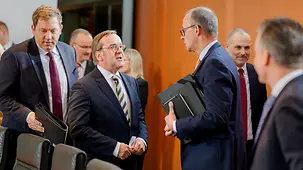 Das Foto zeigt Bundeskanzler Friedrich Merz zwischen Lars Klingbeil, Boris Pistorius und Thorsten Frei zu Beginn einer Kabinettssitzung.
