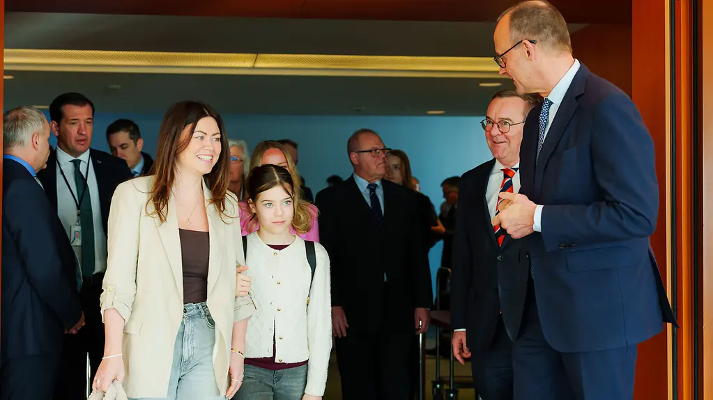 Das Foto zeigt Bundeskanzler Friedrich Merz mit Angehörigen von Soldaten und Polizisten im Auslandseinsatz.