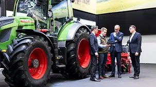 Das Foto zeigt Bundeskanzler Friedrich Merz beim Rundgang über die Grüne Woche.