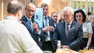 Das Foto zeigt Bundeskanzler Friedrich Merz beim Rundgang über die Grüne Woche neben Alois Rainer, Bundesministerium für Ernährung, Landwirtschaft und Heimat.