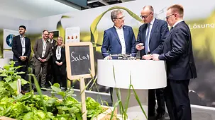 Das Foto zeigt Bundeskanzler Friedrich Merz beim Rundgang über die Grüne Woche.