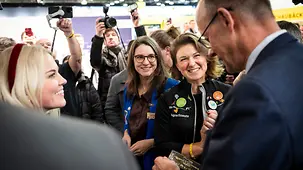 Das Foto zeigt Bundeskanzler Friedrich Merz beim Rundgang über die Grüne Woche.