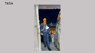 Das Foto zeigt Kanzler Merz beim Einsteigen in ein Flugzeug.