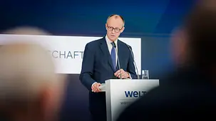 Das Foto zeigt Bundeskanzler Friedrich Merz bei seiner Rede auf dem Wirtschaftsgipfel der 'Welt'-Gruppe.