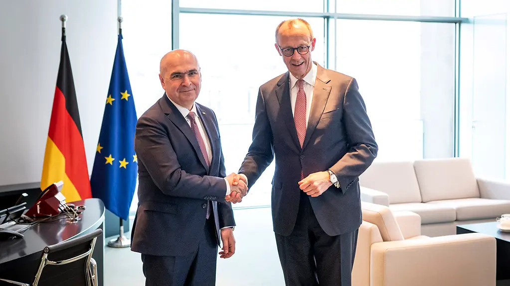 Kanzler Merz mit dem rumänischen Ministerpräsident Bolojan im Kanzlerbüro im Kanzleramt in Berlin.