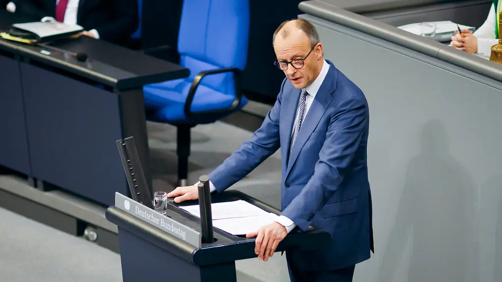 Das Foto zeigt Bundeskanzler Friedrich Merz am Rednerpult im Bundestag.