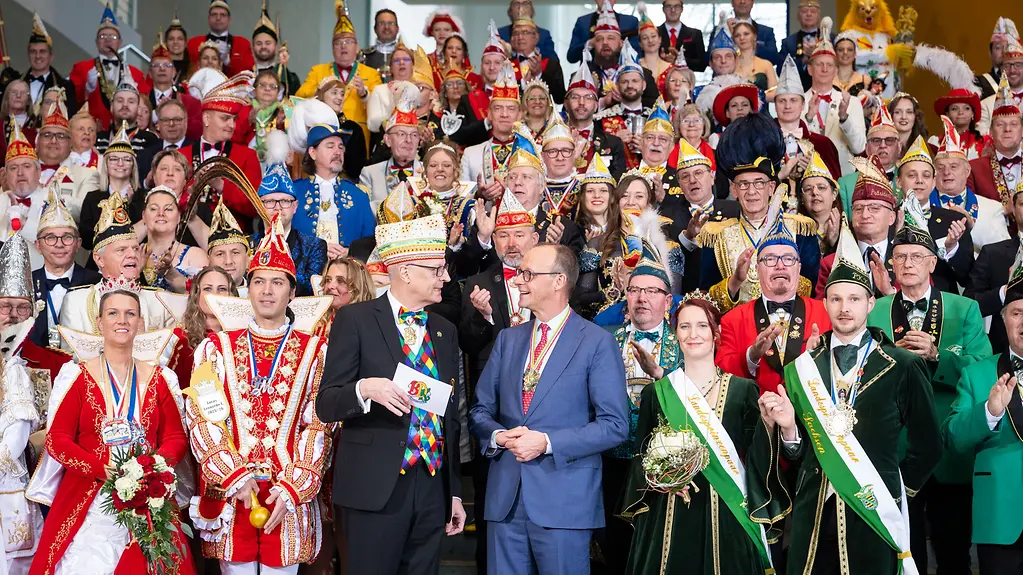 Auf dem Foto zu sehen ist Kanzler Merz mit Karnevalisten beim Karnevalsempfang im Kanzleramt. 