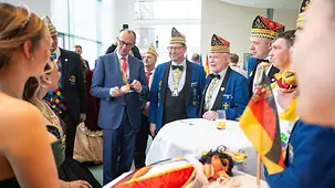 Das Foto zeigt Bundeskanzler Friedrich Merz beim Karnevalsempfang im Bundeskanzleramt.