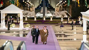 Das Foto zeigt Bundeskanzler Friedrich Merz bei der Begrüßung mit Mohammed bin Salman bin Abdulaziz Al Saud, Kronprinz von Saudi-Arabien.