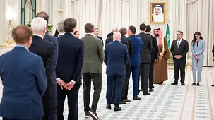 Das Foto zeigt die Begrüßung der deutschen Wirtschaftsdelegation beim Kronrpinzen von Saudi-Arabien.