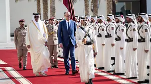 Das Foto zeigt Bundeskanzler Friedrich Merz mit Scheich Tamim bin Hamad bin Khalifa Al Thani, dem Emir von Katar.