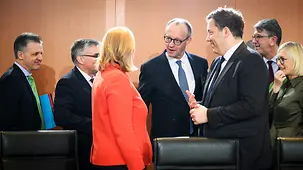 Das Foto zeigt Bundeskanzler Friedrich Merz mit seinen Kabinettskollegen zu Beginn einer Sitzung im Bundeskanzleramt.