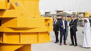 Das Foto zeigt Bundeskanzler Friedrich Merz im Gespräch beim Unternehmen Bauer.