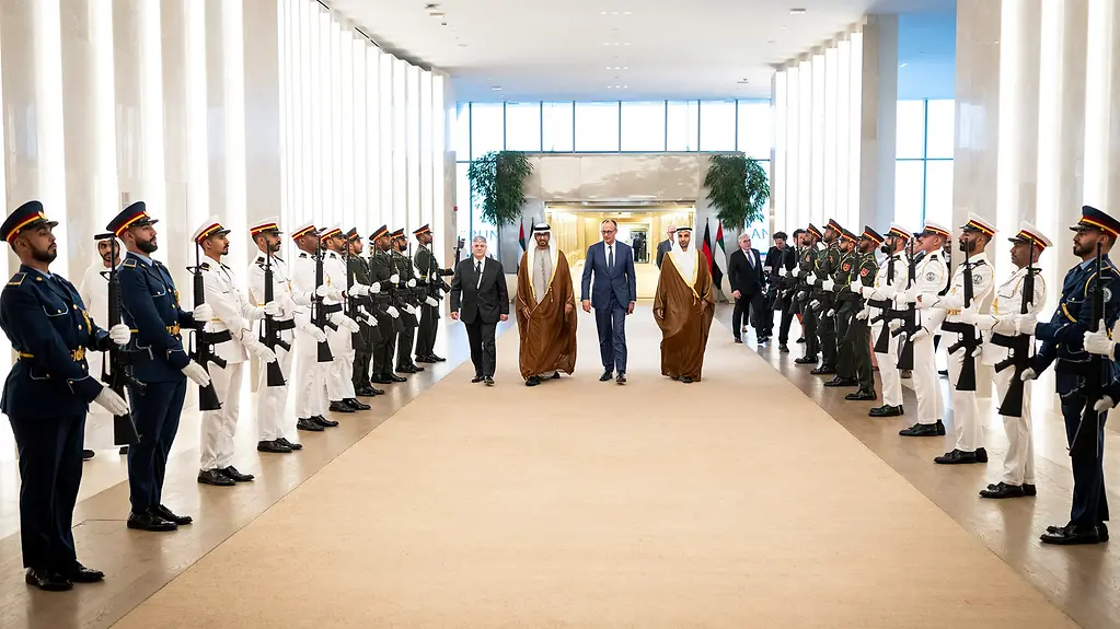 The photo shows Federal Chancellor Friedrich Merz on his arrival in Abu Dhabi.