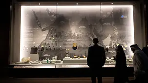 The photo shows Federal Chancellor Friedrich Merz in the Museum of Islamic Art.