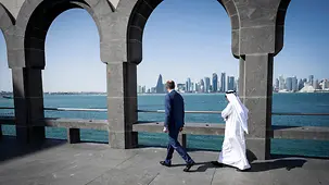 The photo shows Federal Chancellor Friedrich Merz visiting the Museum of Islamic Art