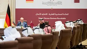 The photo shows Federal Chancellor Friedrich Merz in dialogue about the economy.