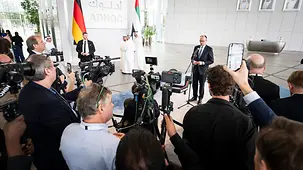 The photo shows Federal Chancellor Friedrich Merz at the G20 Summit.