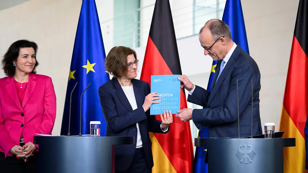 Auf dem Foto zu sehen ist die Übergabe des EFI-Gutachtens 2026 an den Bundeskanzler im Bundeskanzleramt. 