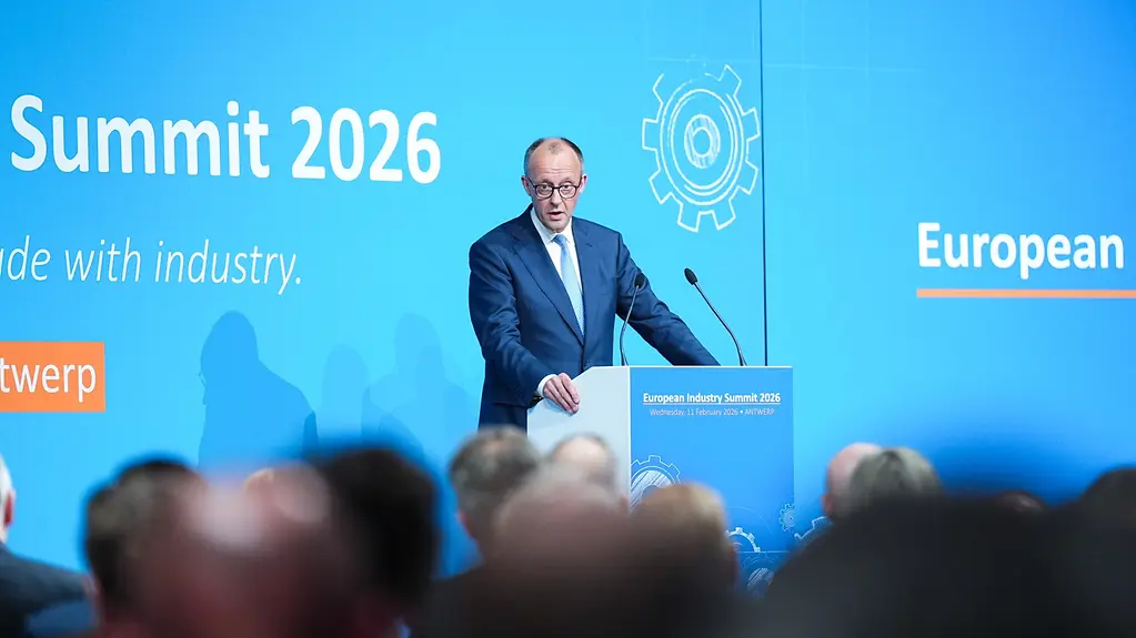 Bundeskanzler Merz am Rednerpult beim EU-Wirtschaftstreffen in Antwerpen.