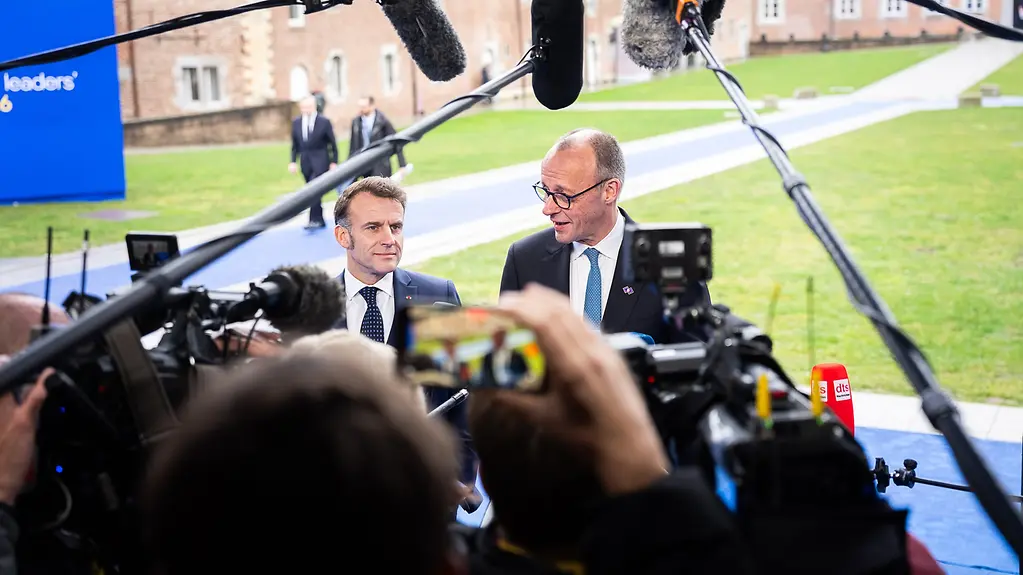 Bundeskanzler Friedrich Merz und Frankreichs Staatpräsident Emmanuel Macron beim Statement vorm informellen Europäischen Rat.
