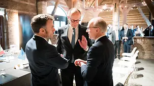 Das Foto zeigt Bundeskanzler Friedrich Merz im Gespräch mit Emmanuel Macron, Frankreichs Präsident, und Luc Frieden, Premierminister des Großherzogtums Luxemburg.