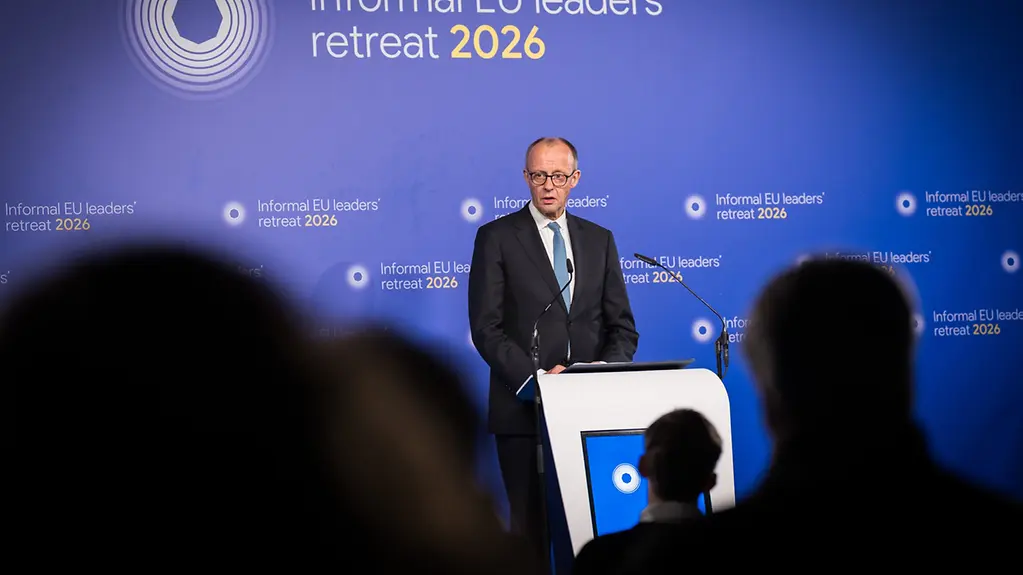 Auf dem Foto zu sehen ist Bundeskanzler Friedrich Merz nach dem informellen Europäischen Rat während seiner Pressekonferenz. 