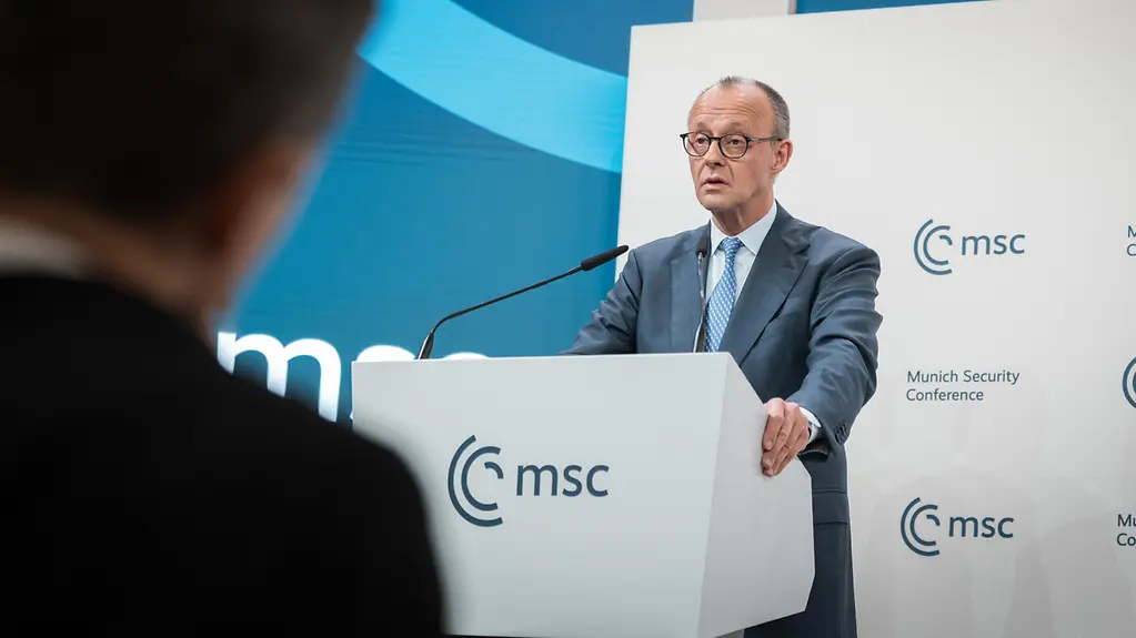 Das Foto zeigt Bundeskanzler Friedrich Merz bei seiner Rede auf der Münchner Sicherheitskonferenz.
