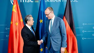 Bundeskanzler Merz und der chinesische Außenminister Wang Yi auf der Münchner Sicherheitskonferenz.