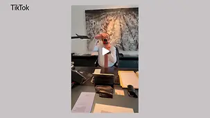 Bundeskanzler Merz mit Kamera in der Hand in seinem Büro am Schreibtisch