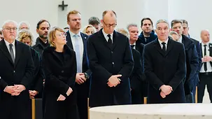 Bundeskanzler Friedrich Merz bei einem Trauergottesdienst für Rita Süssmuth in der Sankt Hedwigs-Kathedrale.