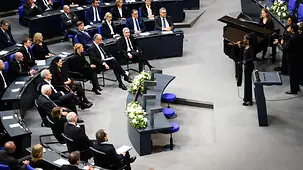 Beim Trauerstaatsakt für Rita Süssmuth im Bundestag wird ein Musikstück vorgetragen. 