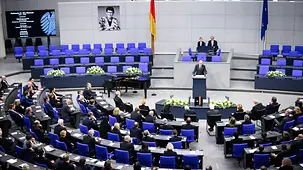 Bundeskanzler Friedrich Merz bei einem Trauerstaatsakt für Rita Süssmuth im Bundestag.