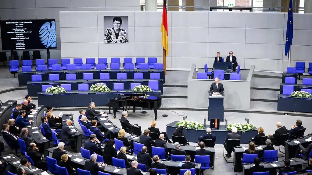 Kanzler Merz am Rednerpult im Deutschen Bundestag während seiner Rede beim Trauerstaatsakt für Rita Süssmuth.